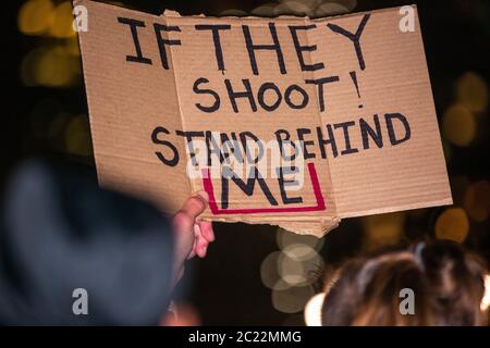 Brooklyn, New York il 4 giugno 2020. Un uomo bianco mostra la sua solidarietà e la sua comprensione del privilegio con un segno che dice agli altri di stare dietro h. Foto Stock