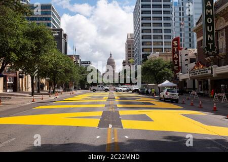 16 giugno 2020: Le parole 'Black Austin Matters' sono state dipinte Martedì mattina su Congress Avenue. Artisti locali hanno partecipato con la pittura del murale di strada a sostegno della materia nera di vite. Austin, Texas. Mario Cantu/CSM Foto Stock