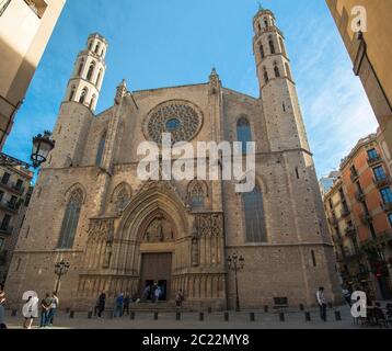 La Chiesa di Santa Maria del Mar è un esempio eccezionale di gotico catalano, costruito 1329-1383, quartiere Ribera, Barcellona, Spagna Foto Stock