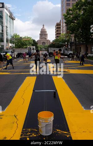 16 giugno 2020: Le parole 'Black Austin Matters' sono state dipinte Martedì mattina su Congress Avenue. Artisti locali hanno partecipato con la pittura del murale di strada a sostegno della materia nera di vite. Austin, Texas. Mario Cantu/CSM Foto Stock