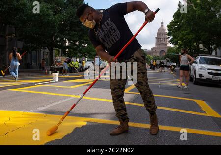 16 giugno 2020: Le parole 'Black Austin Matters' sono state dipinte Martedì mattina su Congress Avenue. Artisti locali hanno partecipato con la pittura del murale di strada a sostegno della materia nera di vite. Austin, Texas. Mario Cantu/CSM Foto Stock