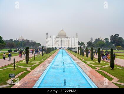 Taj Mahal nella mattina presto, Agra, Uttar Pradesh, India Foto Stock