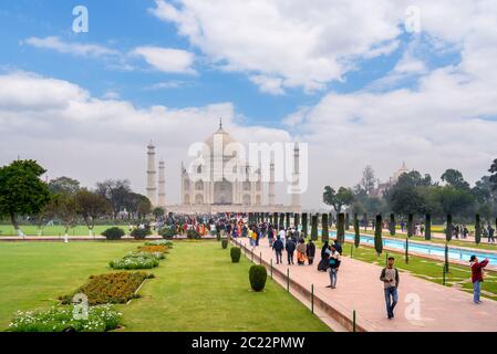 Folla di visitatori di fronte al Taj Mahal la mattina presto, Agra, Uttar Pradesh, India Foto Stock