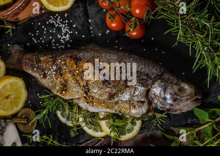 Trota alla griglia farciti con erbe e limoni, deliziosa e molto veloce cucinare il pesce Foto Stock