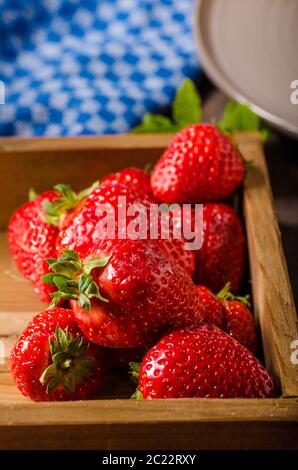 Crepes con gelato, Topping Caramel e fragole. Deliziosa casa creame caramello Foto Stock