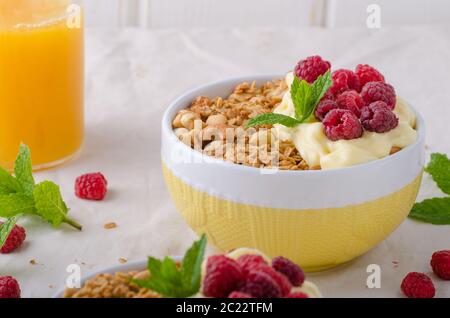 Il Granola cotta con zucchero, dadi, sciroppo d'acero Foto Stock