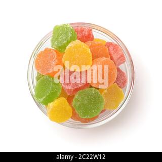 Vista dall'alto di frutta secca candita colorata in una ciotola di vetro isolata su bianco Foto Stock