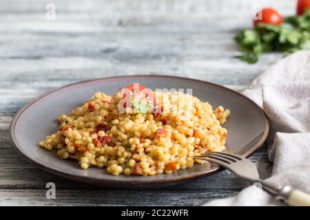 Ptitim o Birdy, Israeliano paste alimentari Cuscus con pomodori e le erbe/ Foto Stock