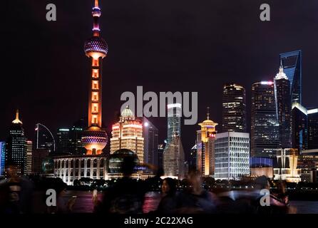 Skyline del quartiere Pudong visto dal Bund attraverso il fiume Huangpu a Shanghai in Cina Foto Stock