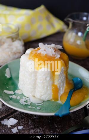 Vegano esotici budino di riso al cocco e salsa di mango Foto Stock