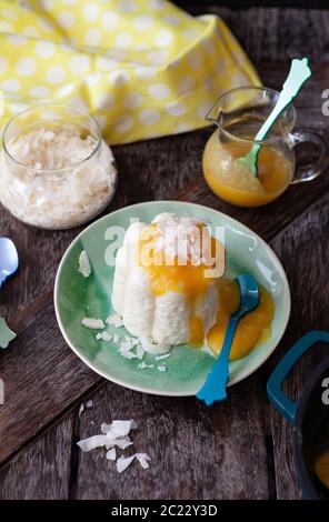 Vegano esotici budino di riso al cocco e salsa di mango Foto Stock