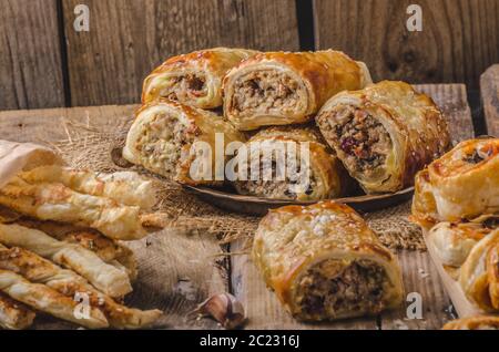 Bastoncini di pasta sfoglia, conditi con spezie e cotto in forno, rustico foto Foto Stock