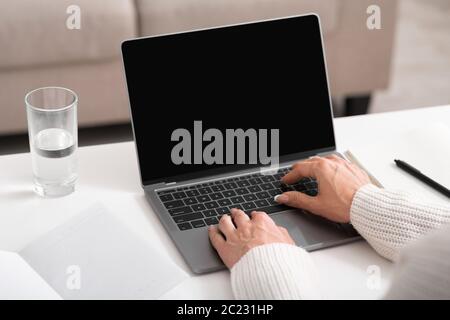 Donna di affari occupata lavora su Internet. Tastiera pratica su tavolo bianco Foto Stock