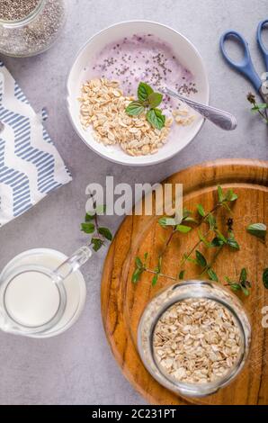 Delish la colazione sana, oatmeat rabberry yogurt alimentare Foto Stock