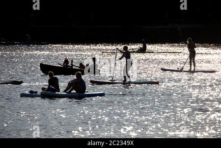 Amburgo, Germania. 16 Giugno 2020. La gente è sull'Alster al sole di sera con le tavole di appoggio e le barche a remi. Credit: Christian Charisius/dpa/Alamy Live News Foto Stock