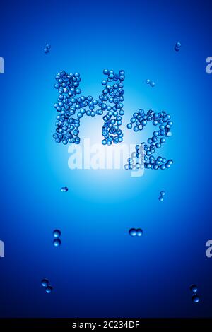 Rappresentazione 3d: Molecole astratte di idrogeno H2 che formano le lettere 'H2' davanti a sfondo blu Foto Stock