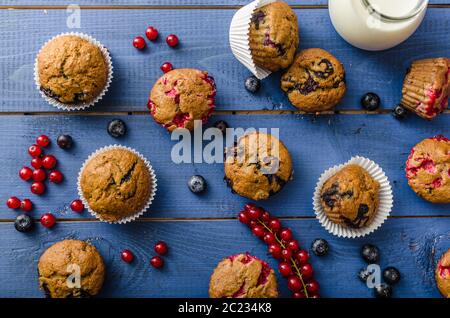 Muffin fatti in casa fatta di farina di segale con velluto rosso e mirtilli Foto Stock