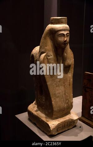 Leiden, Paesi Bassi 26 GENNAIO 2019: Antica statua egiziana di Meretseger come Cobra alla mostra degli dei d'Egitto a Leiden. Il patrono. Foto Stock