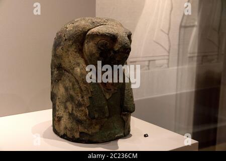 Leiden, Paesi Bassi 26 GENNAIO 2019: Antica statua di falco egiziano alla mostra degli dei d'Egitto a Leiden. Foto Stock