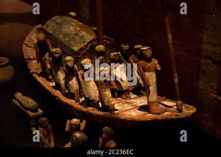 Leiden, Paesi Bassi 26 GENNAIO 2019: Primo piano di antiche figurine in legno dell'antico egitto alla mostra degli dei d'Egitto a Leida. Foto Stock