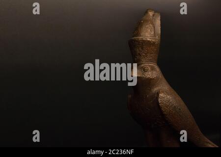 Leiden, Paesi Bassi - 26 GENNAIO 2019: Antica statua del Dio falco Horus dall'antico Egitto. Governatore del cosmo al Museo reale delle Antichità Foto Stock