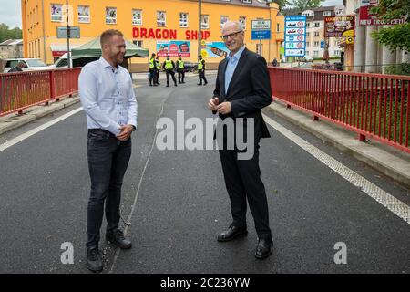 Sebnitz, Germania. 05 giugno 2020. Il sindaco di Dolni Poustevna Robert Holec (l) e il sindaco della città di Sebnitz Mike Ruckh (a destra) si incontrano sul ponte di confine tra la Repubblica Ceca e la Germania. Dopo quasi tre mesi, la Repubblica ceca apre nuovamente il suo confine per i cittadini provenienti da Germania, Austria e Ungheria. Credit: Daniel Schäfer/dpa-Zentralbild/ZB/dpa/Alamy Live News Foto Stock