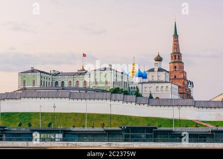 Vista del Cremlino di Kazan con il palazzo presidenziale, Annunciazione Cattedrale e la Torre Soyembika Foto Stock