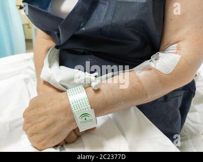 Huelva, Spagna - 16 giugno 2020: Mani di paziente femminile con catetere venoso periferico in vena all'interno dell'ospedale Juan Ramon Jimenez a Huelva, Spa Foto Stock