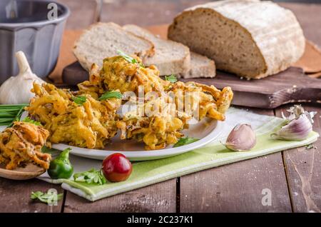 Cipolla croccante bhajis, deliziosa cucina di strada, con erbe e aglio Foto Stock