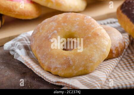 Ciambelle fresche, big one per i più grandi la fame, cioccolato pinky e suger, cappuccio americana di mattina, il posto per la pubblicità Foto Stock