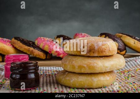 Ciambelle fresche, big one per i più grandi la fame, cioccolato pinky e suger, cappuccio americana di mattina, il posto per la pubblicità Foto Stock