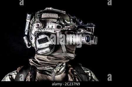 Esercito moderno soldati forze speciali, combattente squadra anti terrorista, guerriero comandante elite indossare maschera, utilizzando quattro lenti occhiali di visione notturna in basso l. Foto Stock