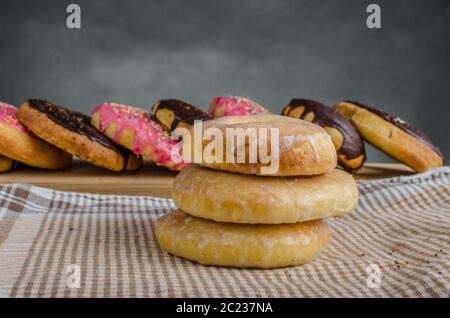 Ciambelle fresche, big one per i più grandi la fame, cioccolato pinky e suger, cappuccio americana di mattina, il posto per la pubblicità Foto Stock