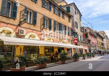 Genova - 20 agosto 2019: Si cammina per la strada con i famosi caffè e cartelli dei negozi di Genova Foto Stock