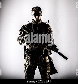 Società militare mercenario, esercito forze speciali soldato combattente moderno nella battaglia di mimetizzazione uniforme, occhiali balistici, armati fucile da assalto con si Foto Stock