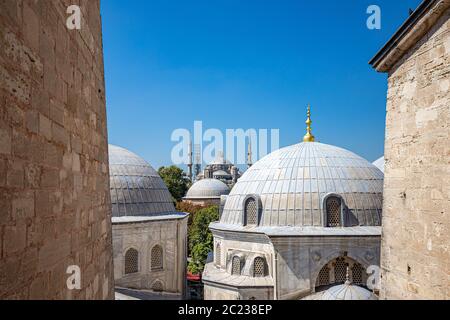 Vista di Sultan Ahmet moschea e cupole di Saint Sophie visto da Aya Sophia finestra ad Istanbul in Turchia Foto Stock