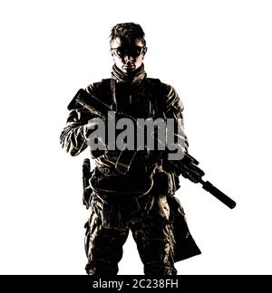 Società militare mercenario, esercito forze speciali soldato combattente moderno nella battaglia di mimetizzazione uniforme, occhiali balistici, armati fucile da assalto con si Foto Stock
