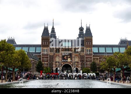 Amsterdam, Paesi Bassi - 9 settembre 2018: Grande segno corporale di i Amsterdam con persone intorno a Museumplein (Piazza dei Musei) e Rijksmuseum (Natio Foto Stock