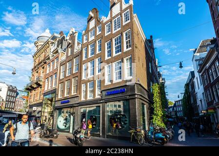 Amsterdam, Paesi Bassi - 9 settembre 2018: Via dello shopping con la gente intorno e negozio Shoeberaloo nel centro storico di Amsterdam, Paesi Bassi Foto Stock