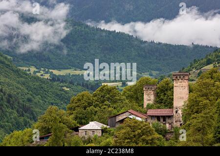 Case di villaggio con torri nella regione di Svaneti, Monti del Caucaso, Georgia Foto Stock