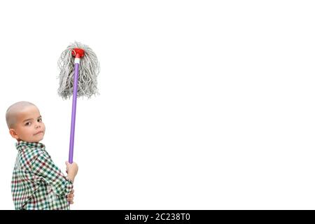 Un piccolo ragazzo calvo in un plaid shirt su un bianco sfondo isolato si erge con un MOP nelle sue mani Foto Stock