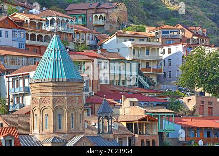 Case colorate a Tbilisi, capitale della Georgia Foto Stock