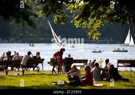 Amburgo, Germania. 16 Giugno 2020. Le persone che si trova sull'Alster e dintorni godono del sole serale. Credit: Christian Charisius/dpa/Alamy Live News Foto Stock