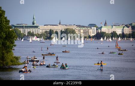 Amburgo, Germania. 16 Giugno 2020. La gente è fuori e circa sull'Alster nel sole di sera con le assi della tribuna, canoe, barche di canottaggio e barche a vela. Credit: Christian Charisius/dpa/Alamy Live News Foto Stock