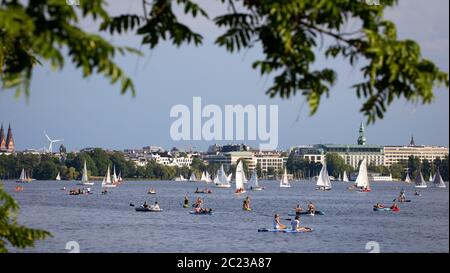 Amburgo, Germania. 16 Giugno 2020. La gente è fuori e circa sull'Alster nel sole di sera con le assi della tribuna, canoe, barche di canottaggio e barche a vela. Credit: Christian Charisius/dpa/Alamy Live News Foto Stock