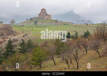 Vista sulla chiesa di Jvari a Mtskheta, Georgia, Caucaso Foto Stock