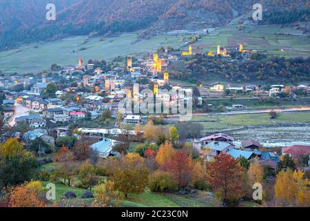 Vista sulla città di Mestia nelle montagne del Caucaso, Georgia Foto Stock