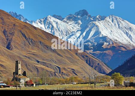 Monti del Caucaso nella zona di Juta vicino alla città di Stepantsminda, in Georgia, Monti del Caucaso Foto Stock