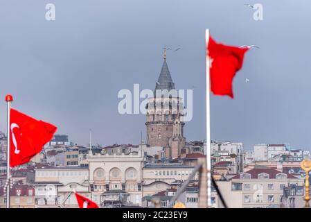 Istanbul, Torre Galata e bandiera turca rossa, Turchia Foto Stock