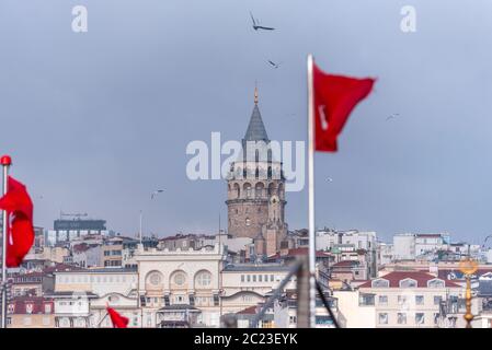 Istanbul, Torre Galata e bandiera turca rossa, Turchia Foto Stock